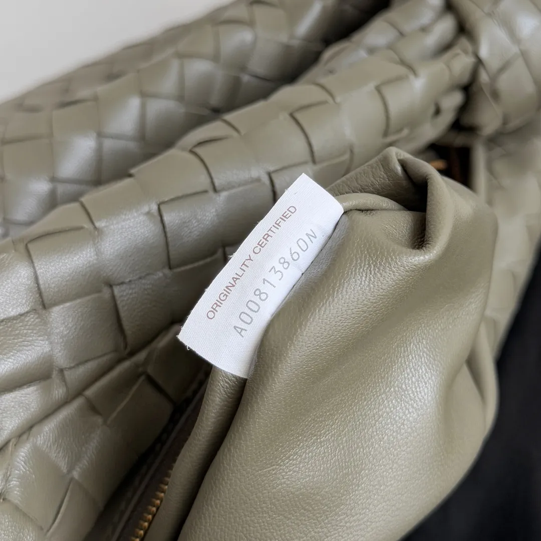 Batch 1860 #BV 𝗝𝗢𝗗𝗜𝗘# Street style’s new favorite fashionable large size 𝙟𝙤𝙙𝙞𝙚 It’s coming, it’s coming, it’s really coming! I have always thought that knitted BV is old-fashioned, until I met it - 𝙟𝙤𝙙𝙞𝙚, I realized that the original classic knitting elements and the new knot element design can be so fashionable! I have to admire Daniel Lee’s design talent! Large capacity to meet daily needs! Fashionable and versatile, it’s perfect for concave shapes, take it out to hit the streets! Size: 48*40*16 Style No. #600261